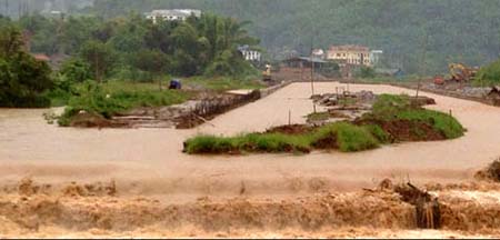 Mực nước trên suối Nậm La khu vực  thành phố Sơn La dâng cao ở mức báo động II 
